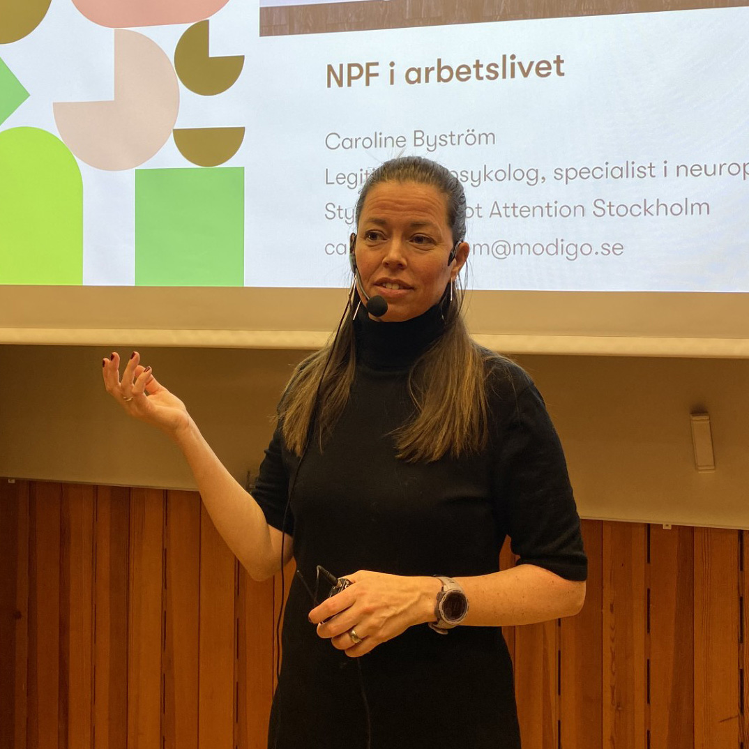 Caroline Byström, leg psykolog och områdesansvarig på Modigo Arbetsliv, håller föreläsning.
